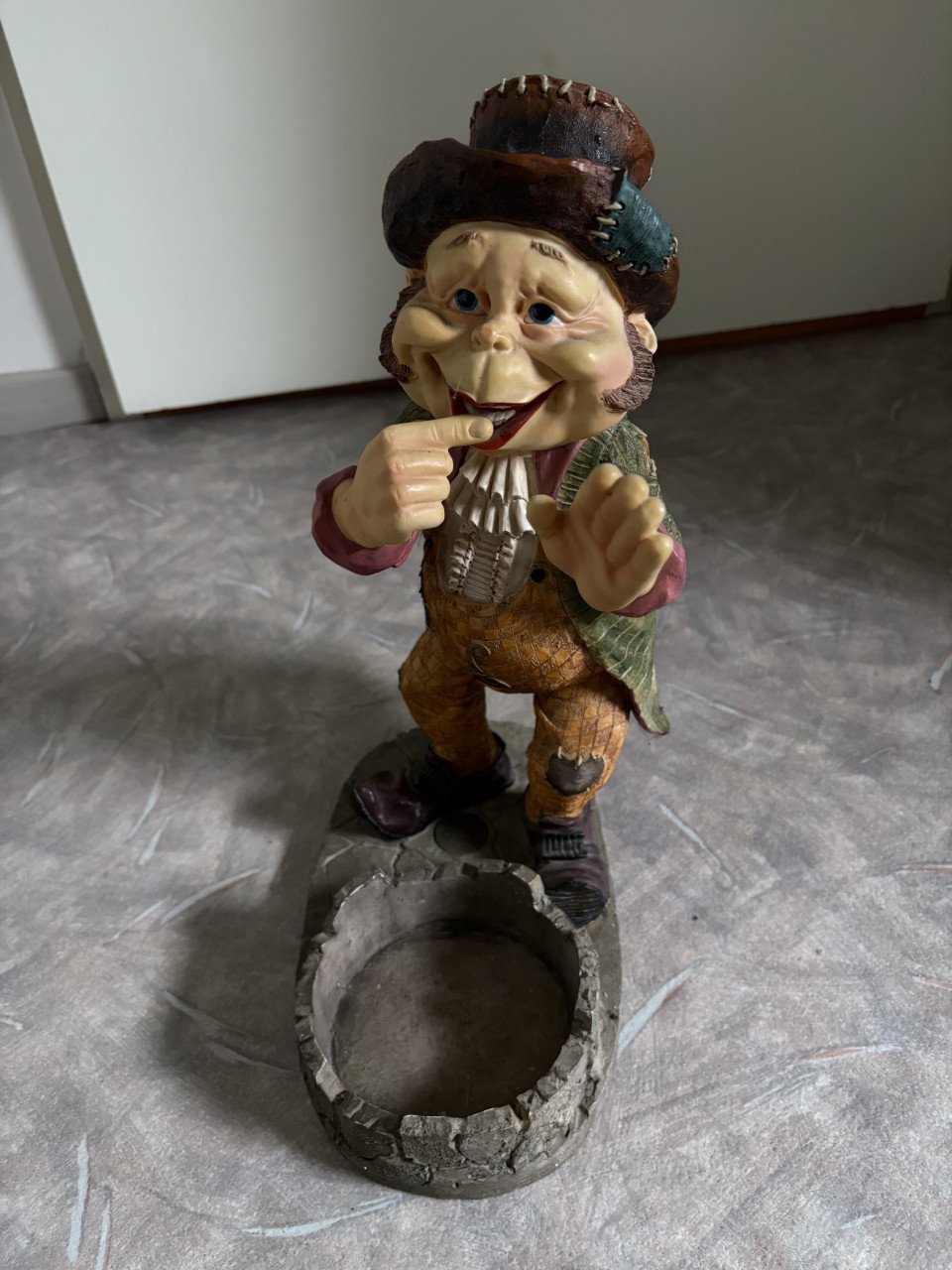 Groot Laaf beeld met glazen pot