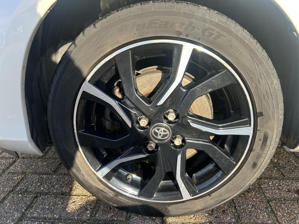 Toyota Yaris 1.5 hybrid dynamic bi-tone incl winterwielset