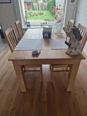 Mooie eiken eettafel + 4 lederen beklede stoelen