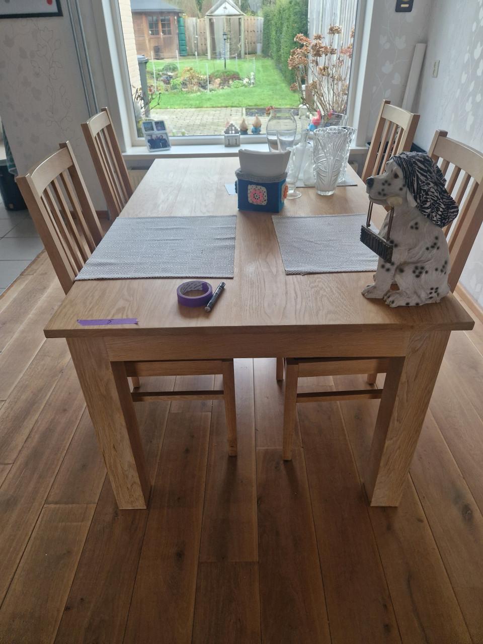 Mooie eiken eettafel + 4 lederen beklede stoelen