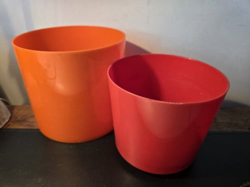 2 vintage plastic bloempot, oranje H15. rood H12.5 cm