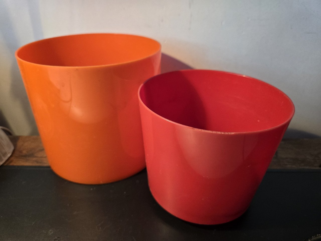 2 vintage plastic bloempot, oranje H15. rood H12.5 cm
