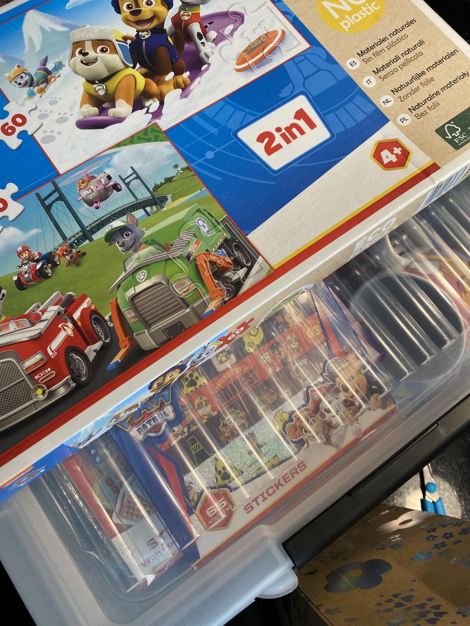 Doos vol paw Patrol auto’s  speelgoed stickers mok puzzel etc