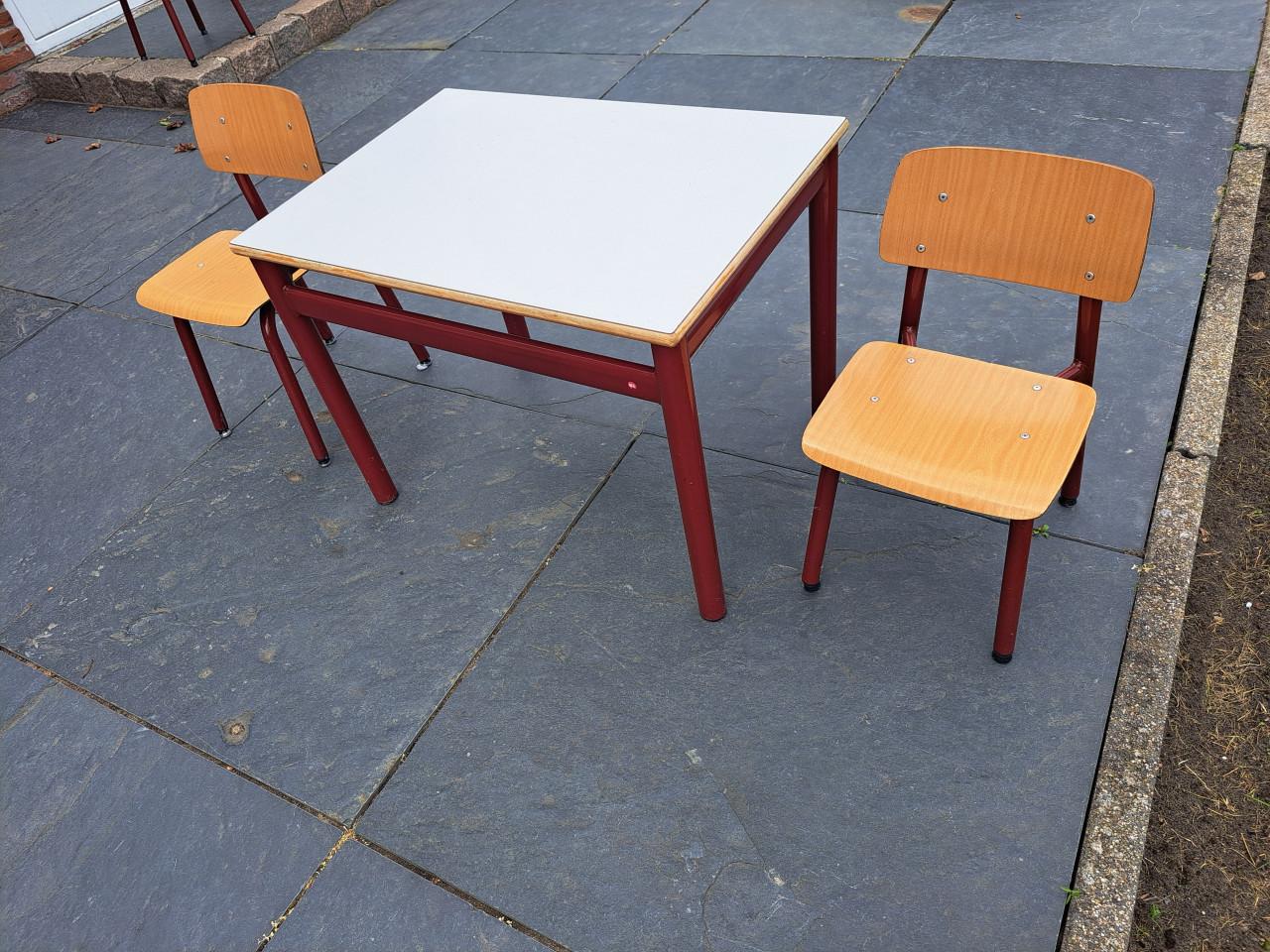 2 stoeltjes en tafel