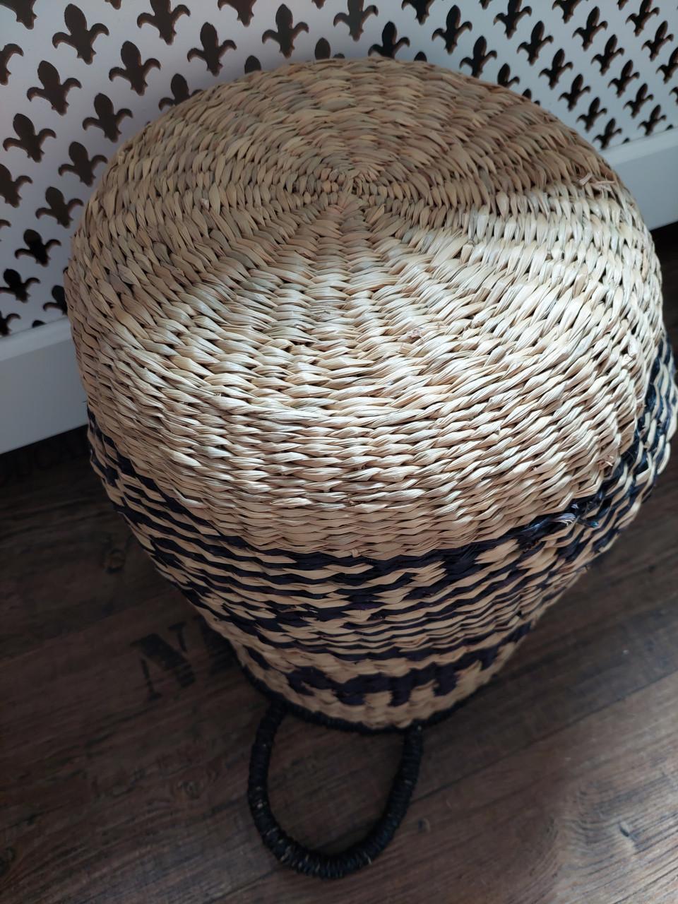 Nieuwe Rotan mand met zwart en hengsels