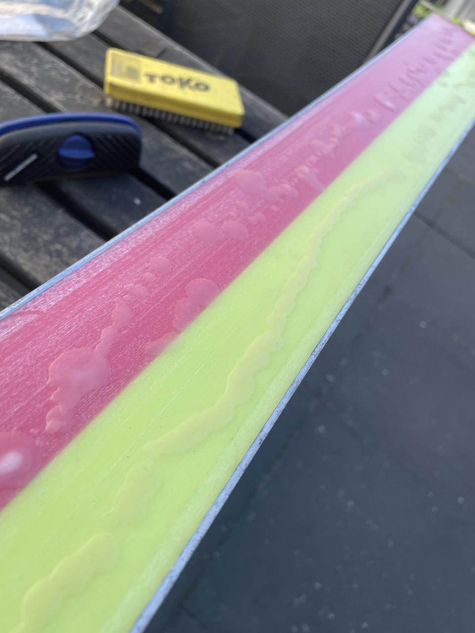 Handmatig ski’s en snowboards waxen!