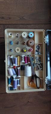 Naaidoos met garen en fournituren