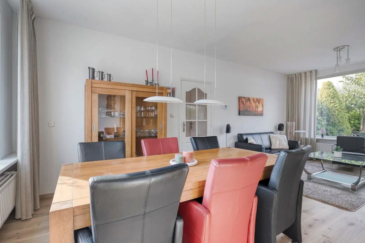 Inboedel: bank salontafel tv-meubel kast vitrinekast eettafel en stoelen