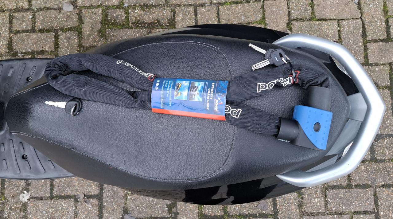 Peugeot Kisbee snorfiets zwart 4 takt