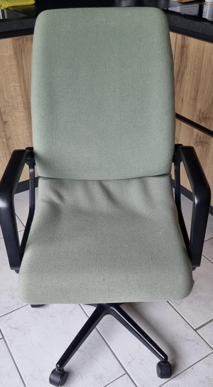 BUREAU STOEL OP WIELTJES