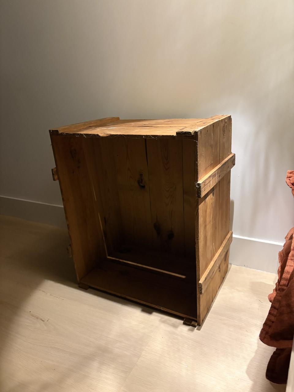 Verschillende kisten en bijzettafels