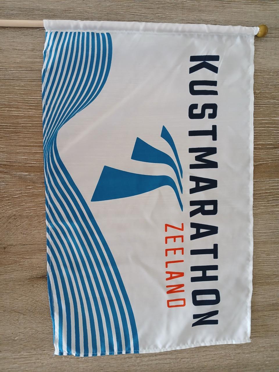 Kustmarathonshirt 2024 maat S met GRATIS VLAG