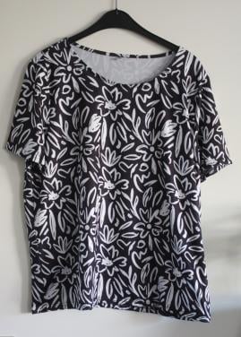 Zwart shirt met witte bloemen print  maat xxl