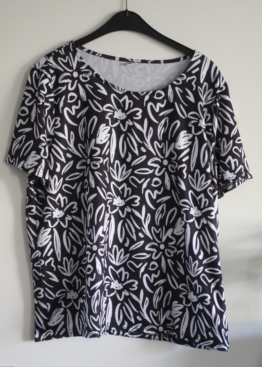 Zwart shirt met witte bloemen print  maat xxl