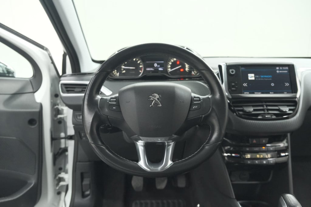 Peugeot 208 puretech 82 blue lease executive | parkeersensoren | navigatie 