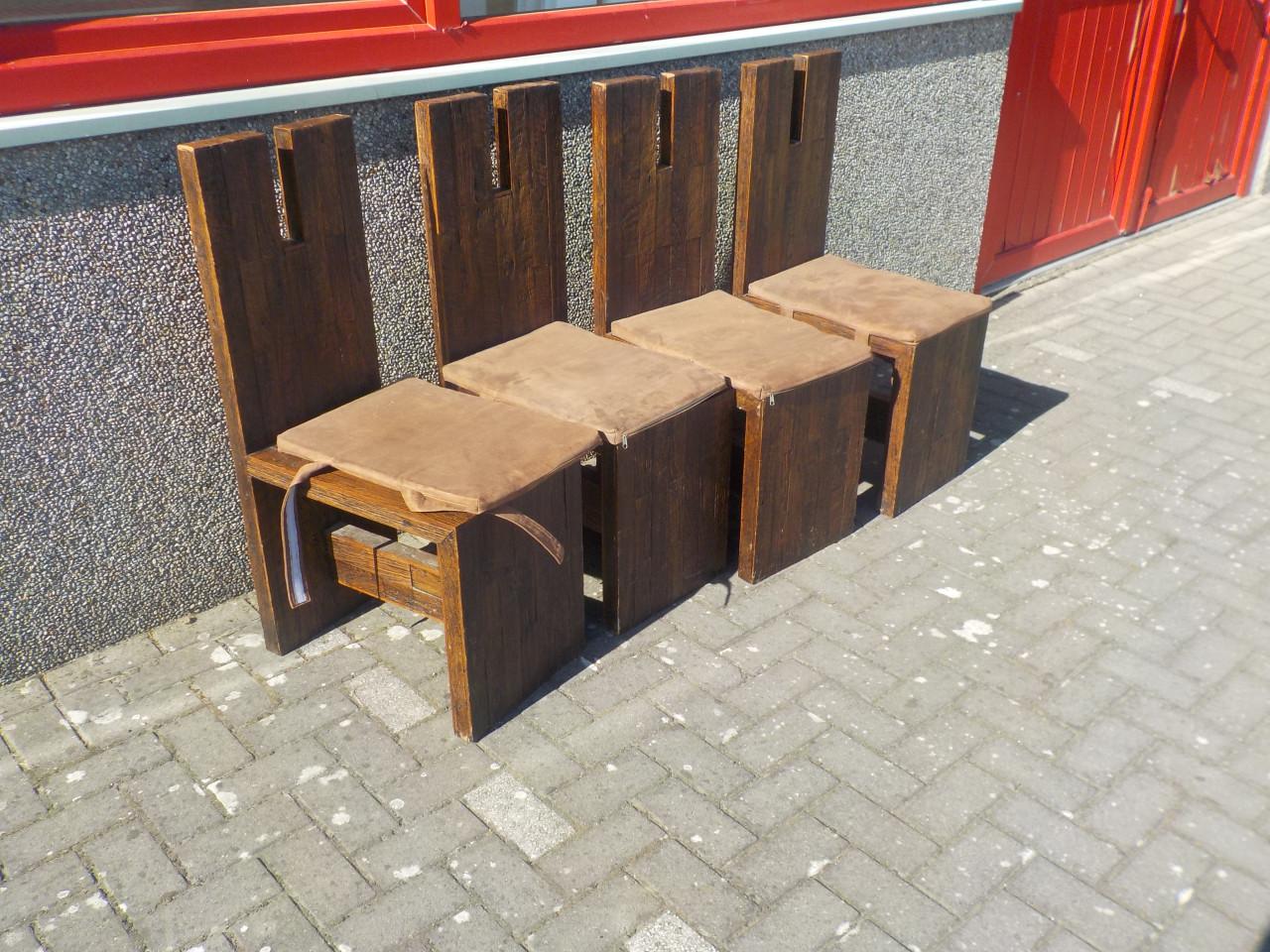 4 geheel massieve zeer speciale stoelen in goede staat setprijs 150 euro