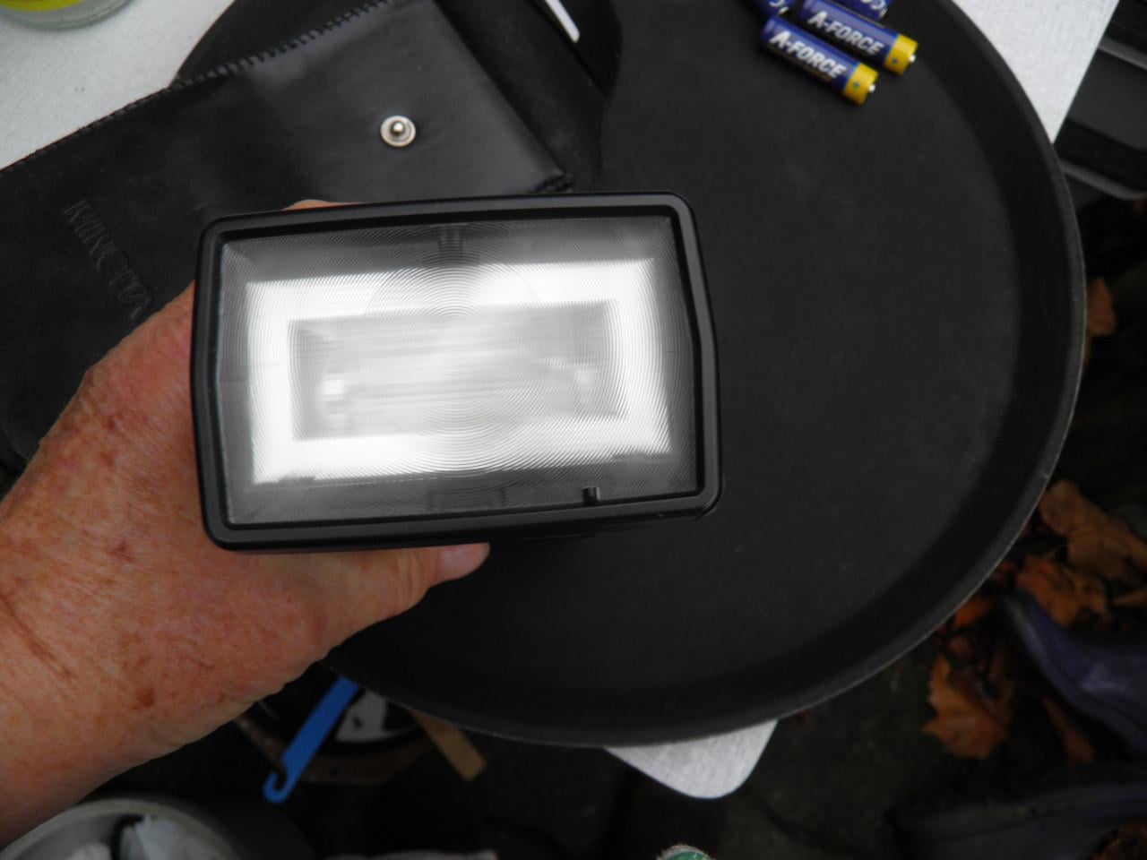 Flitser minolta 4000 af, werkt met 4 aa batterijen.