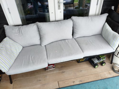 Loungeset 5 zitplaatsen, 2 stoelen, 1. bank met kussens.