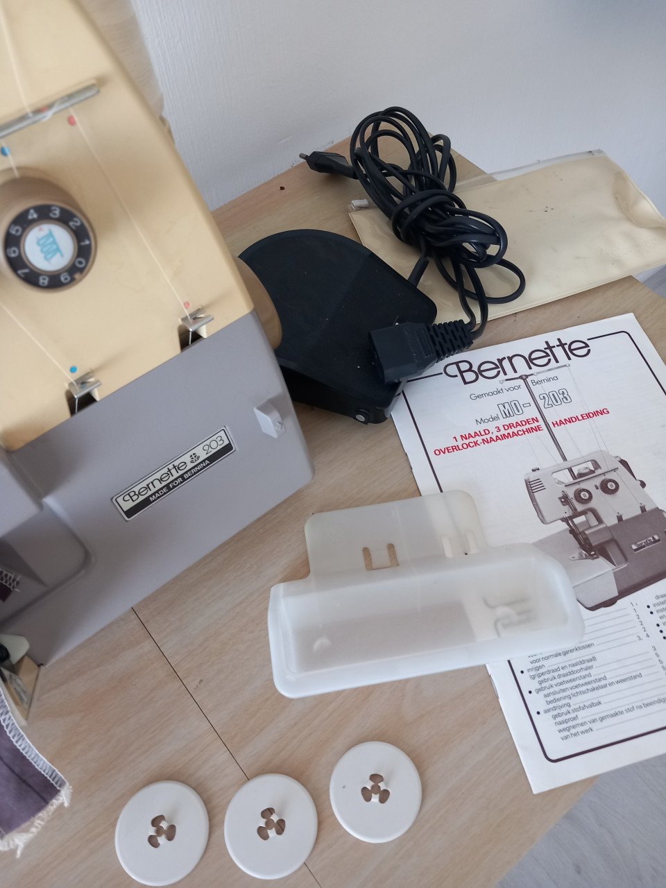 Echte BERNETTE 203 overlock