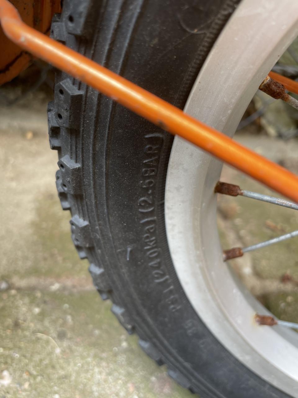 Degelijke LOEKIE Fiets!!, nieuwe! banden en reflectoren IZGS!!