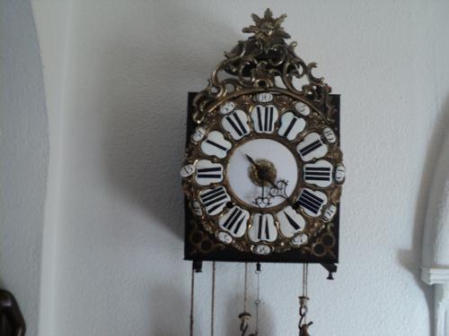 Prachtige kleine antieke comtoise klok type cartouche anno 1760