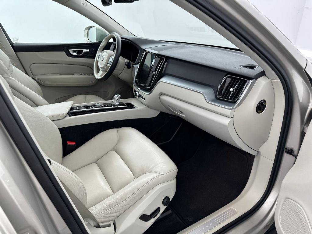 Volvo XC60 t8 390pk recharge momentum|
