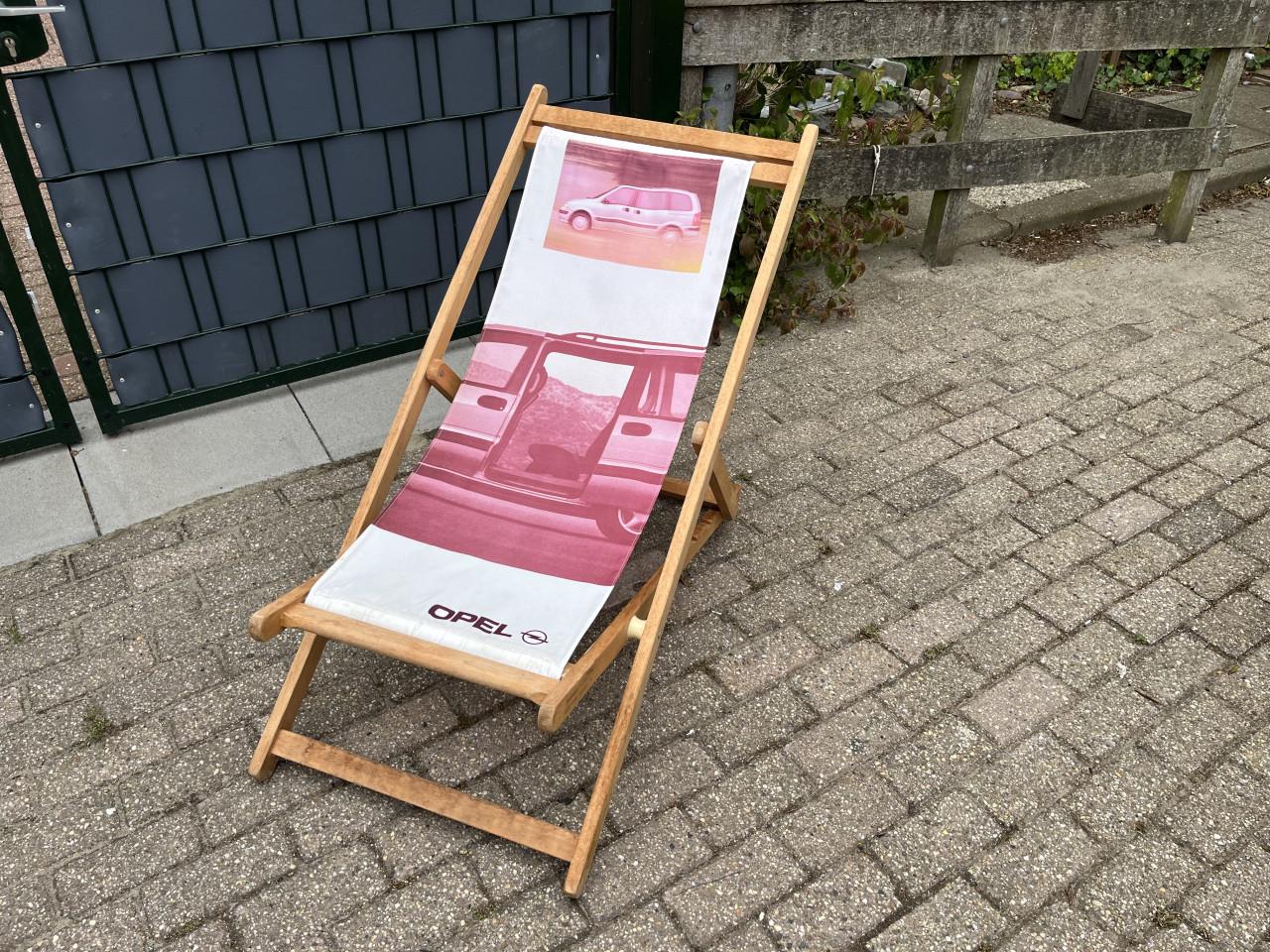 Strandstoel met reclame van Opel en Damen