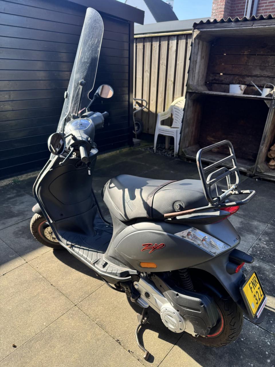 Piaggo Zip 4tact 45km 2023 mat grijs