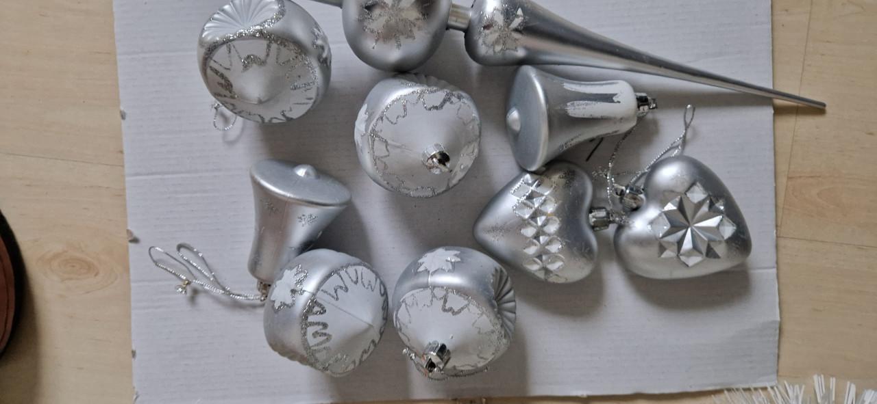 Kerstballen in  de kleuren rood, wit, zilver en bruin