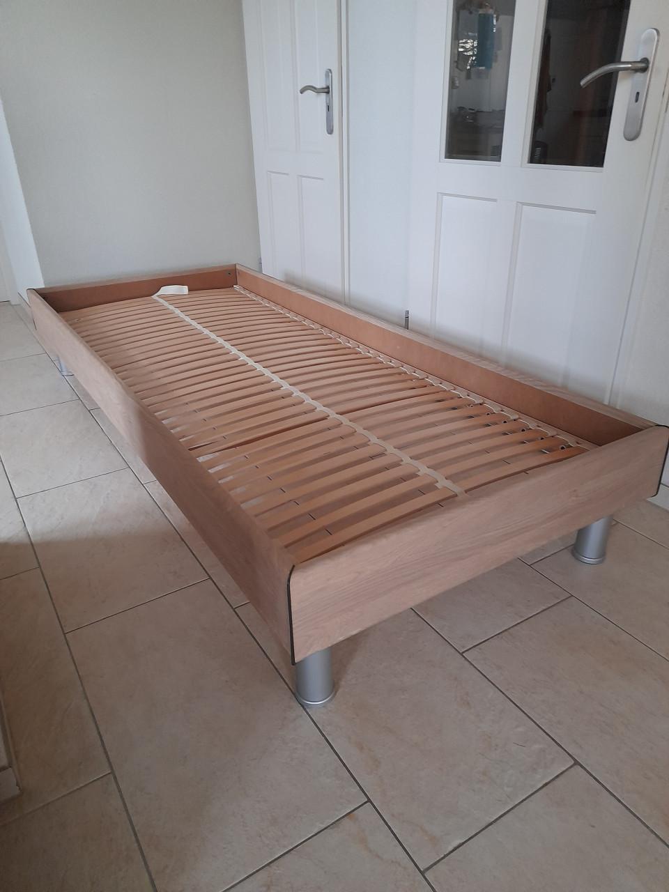 1Persoons bed 90 x 220 (in goede staat )