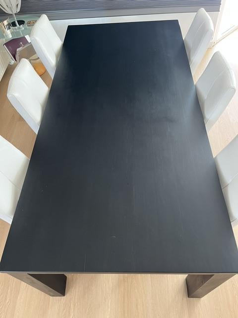 Zwarte eettafel met 6 witte leren stoelen