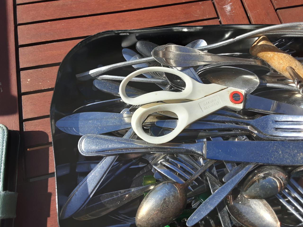 Grote trommel met allerlij  bestek mag voor 4 euro weg