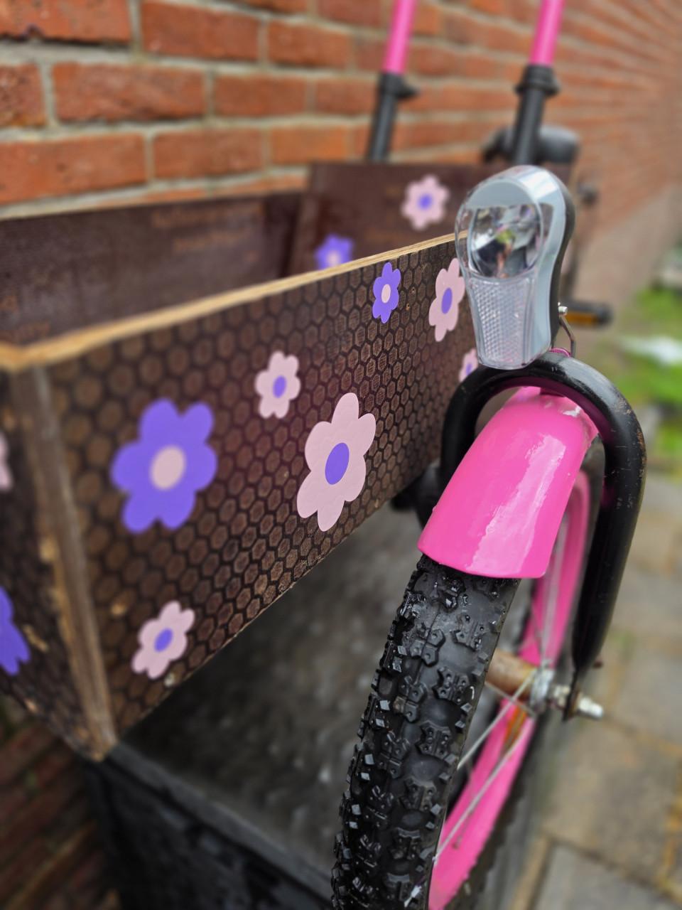 Kinderbakfietsje roze zwart 16 inch bloemetjes