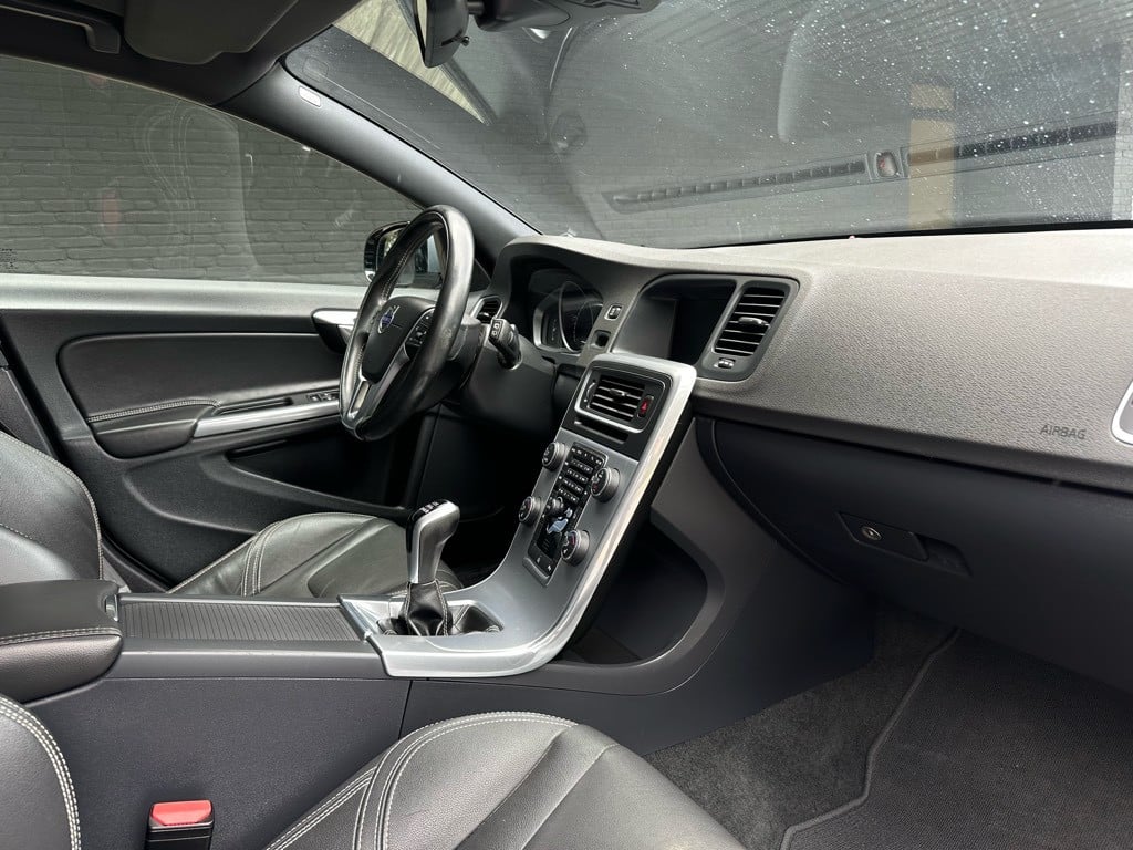Volvo V60 2.0 t3 summum // 66.000km // dealeronderhouden //