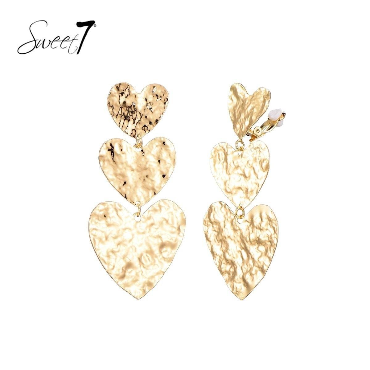 Oorclips met drie goudkleurig harten met een gehamerd motief