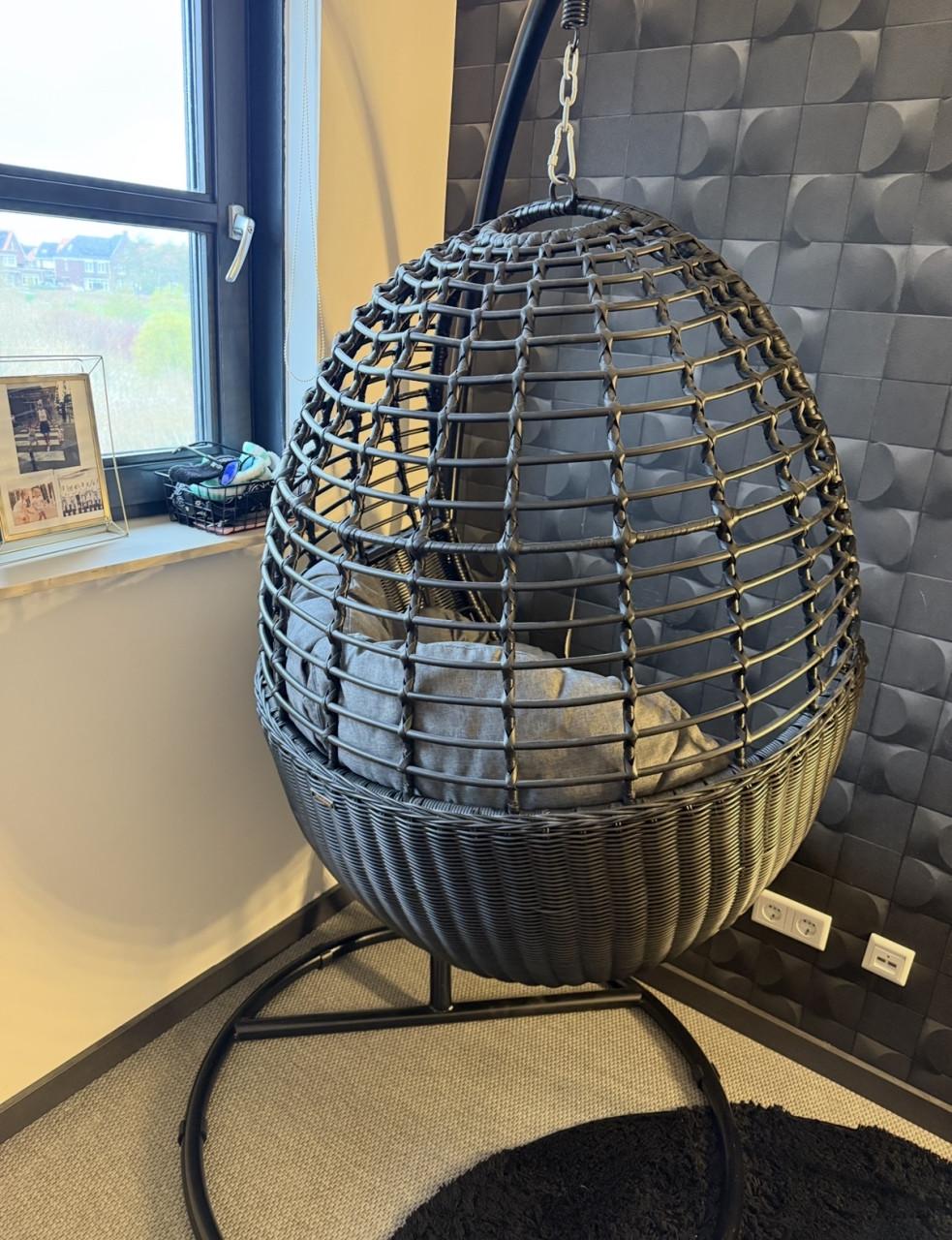 Manifesto Hangstoel zwart grijs met kussen