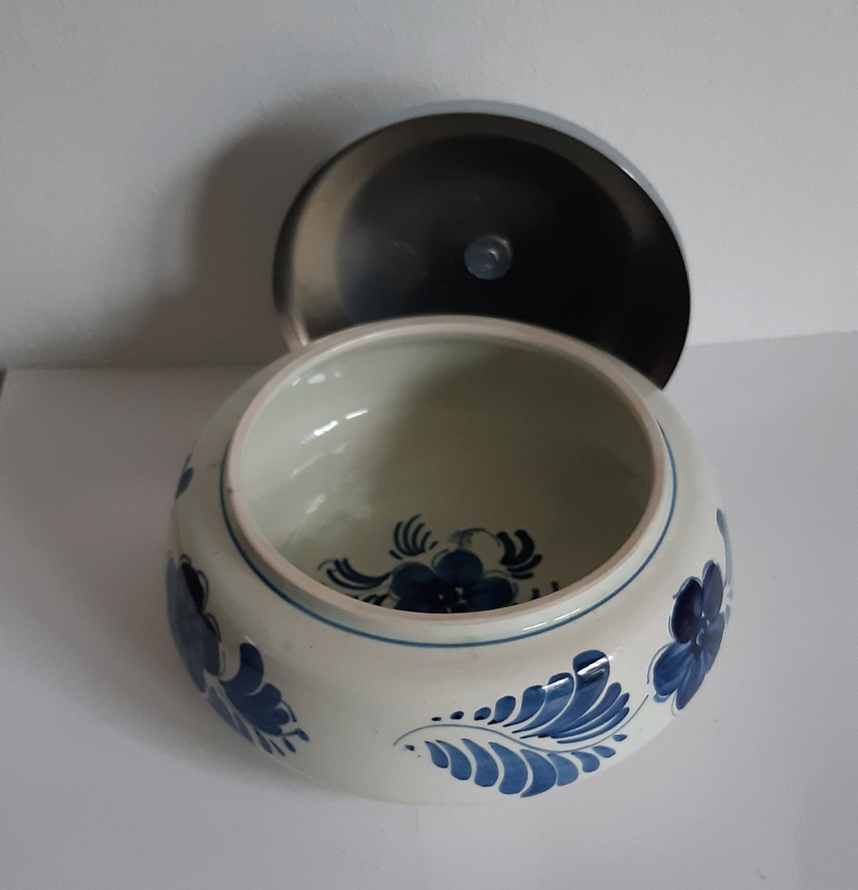 Delfts blauwe tabakspot met deksel, gesigneerd