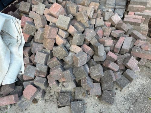 Gratis: 3 à 4 m2 koppelstones/cobblestones/klinkertjes