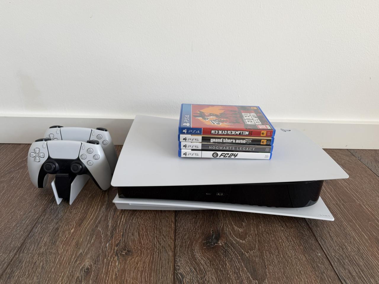 PlayStation 5 Disc Edition + 2 Controllers + Oplaadstation + 4 Games