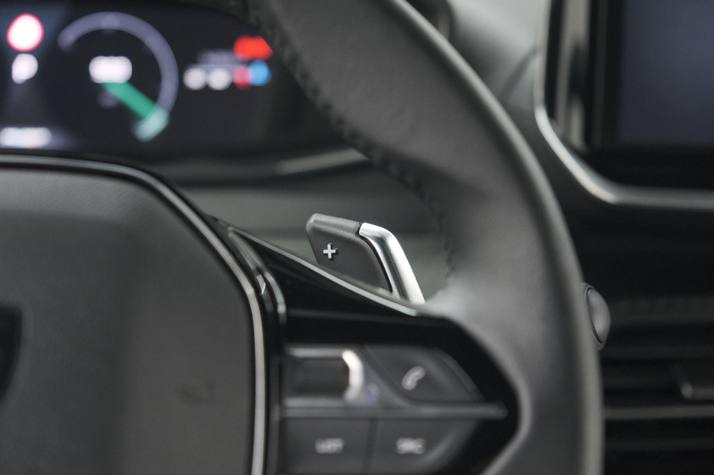 Peugeot 2008 puretech 130 eat8 allure | camera | navigatie | apple carplay 