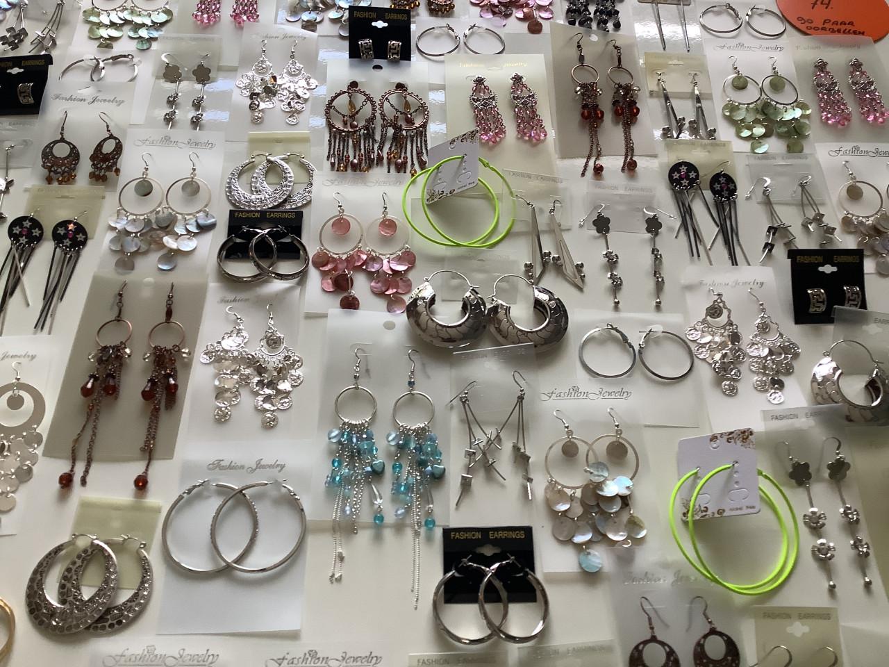 **** partij nieuwe oorbellen voor bodemprijsje *****(p-74)