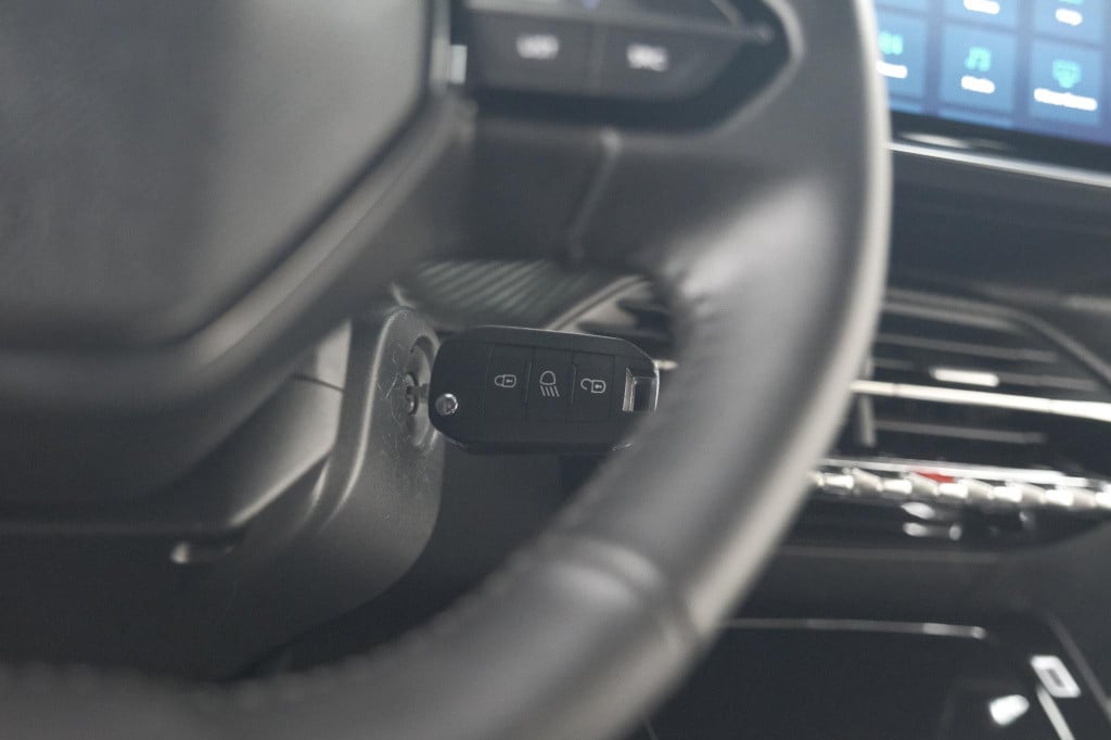 Peugeot 2008 1.2 hybrid 136 allure | 360 camera | dodehoekdetectie | naviga