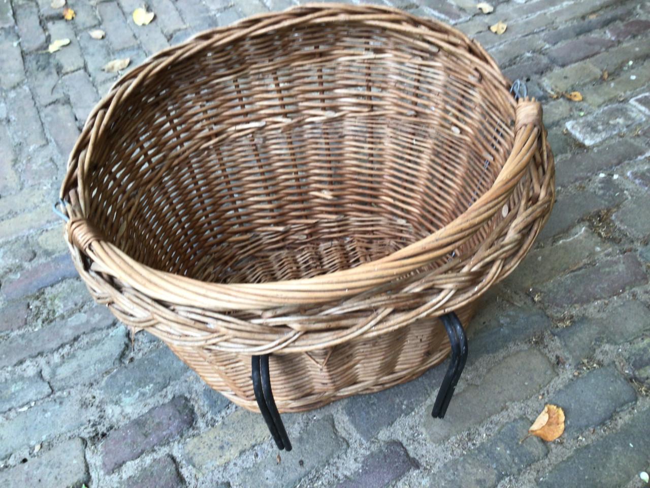 Rieten fietsmand voor voor op de fiets