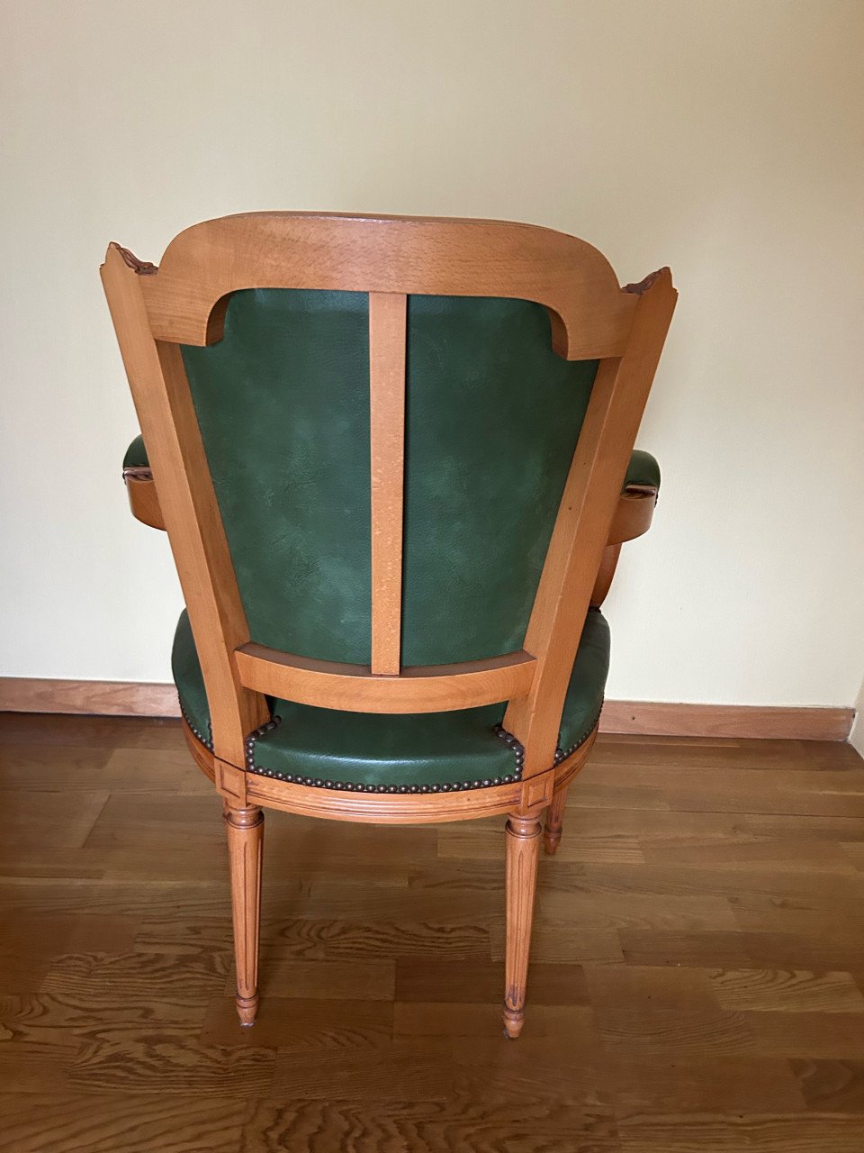 Antieke stoel met groen leder