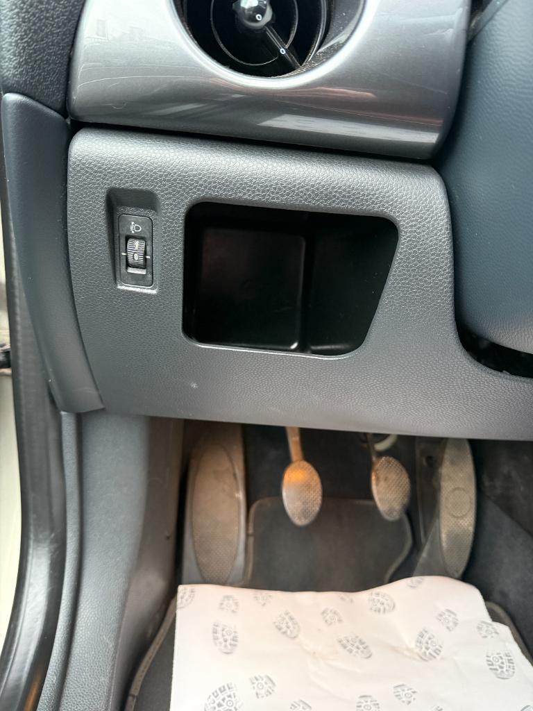 Mini Cooper Cabrio 1.6 - sidewalk