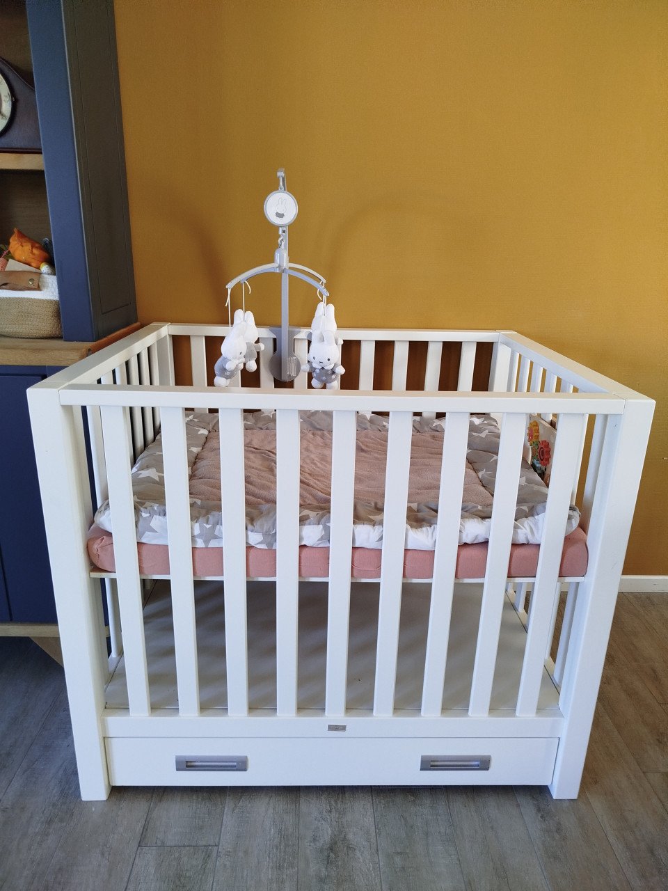 Baby box, wit, inclusief matras, topper, muziek mobiel en boxspeeltje.