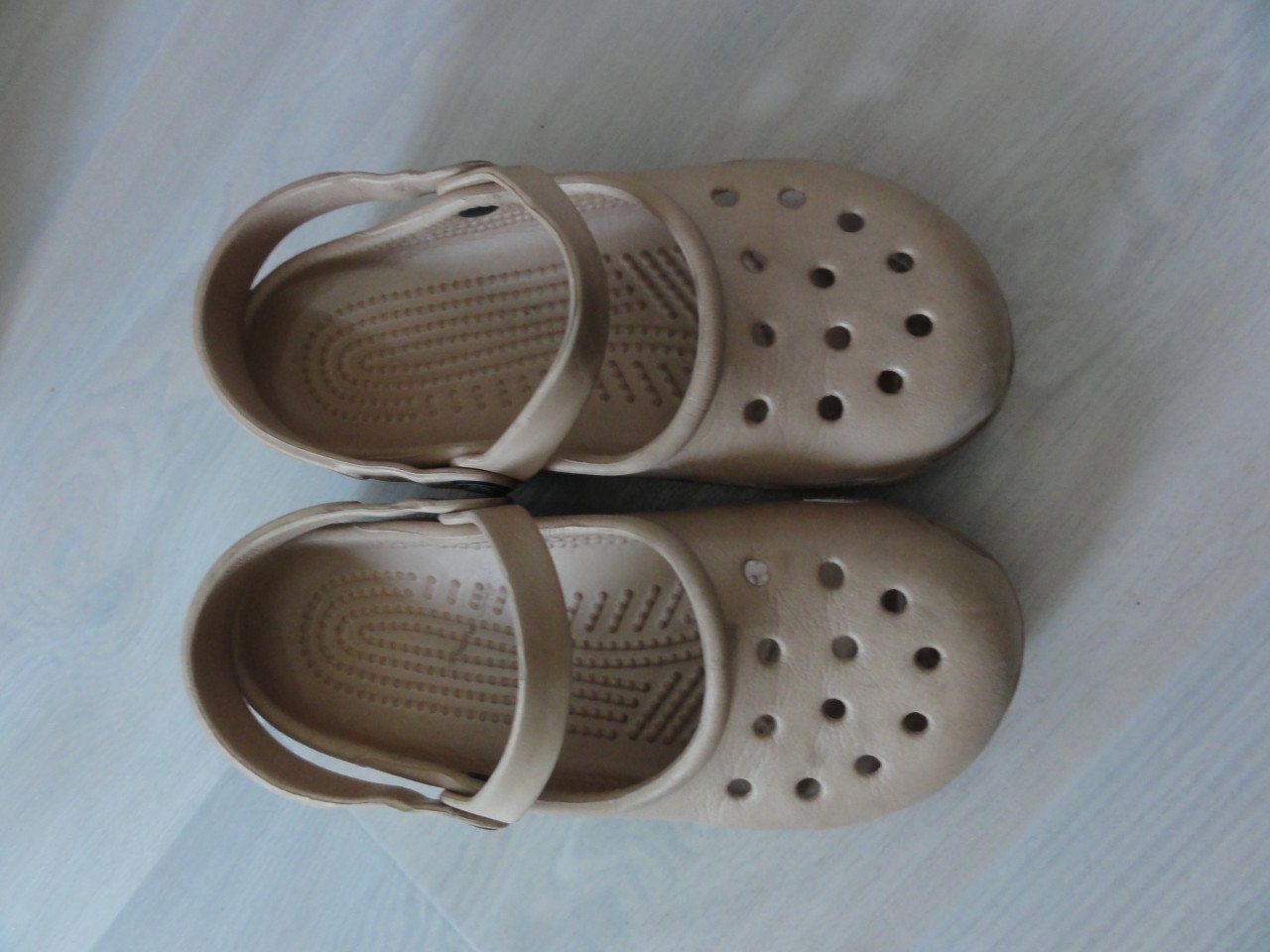 Crocs beige/taupe maat 2/4 ( 33/34 )