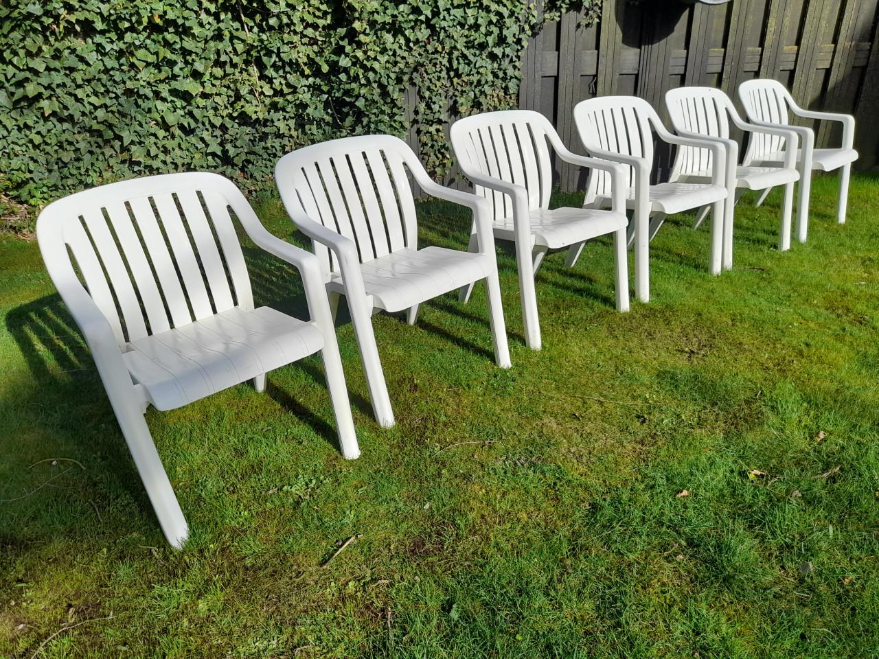 6 stevige Stapelstoelen ( in goede staat )