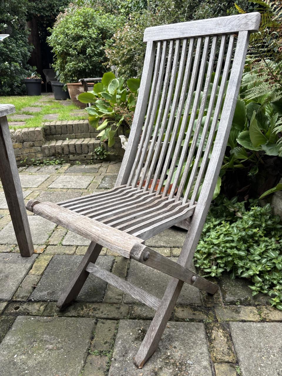 Teak tuintafel met 4 teak klapstoelen