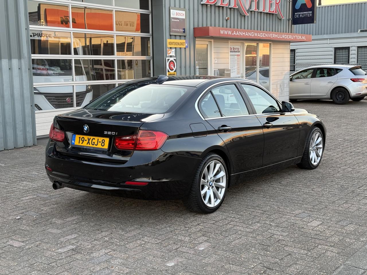 BMW 3-serie - 320i High Executive